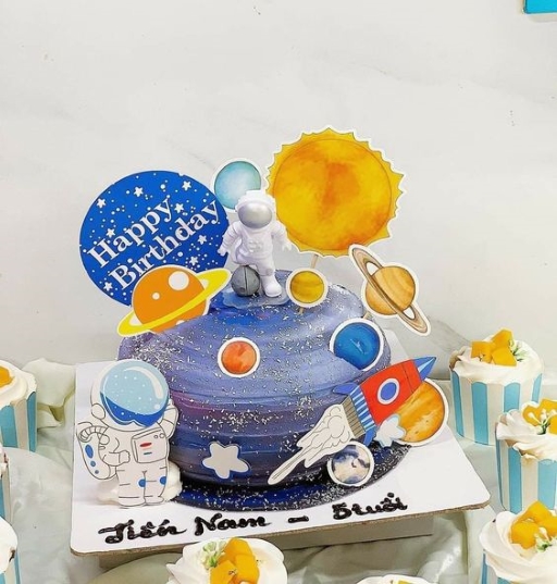Bánh sinh nhật trang trí phi hành gia và vũ trụ được các bé trai yêu thích