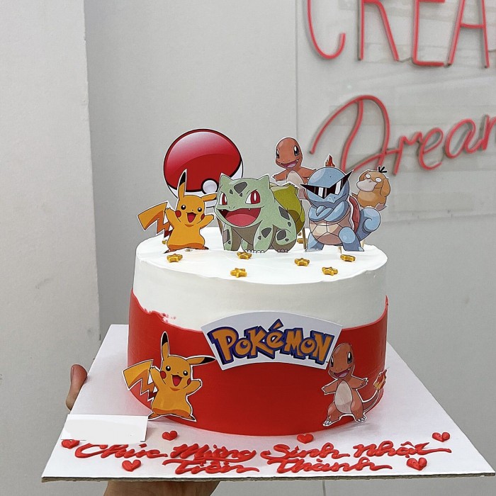 Bánh sinh nhật trang trí Pokemon với màu đỏ nổi bật