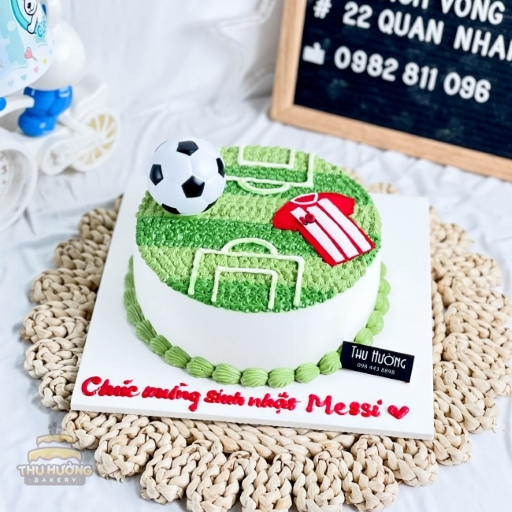 Bánh sinh nhật trang trí sân bóng đá đơn giản