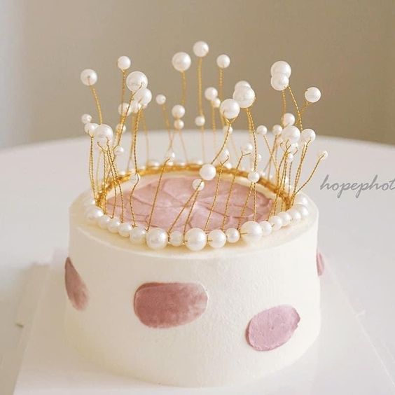 Bánh sinh nhật trang trí vương miện đơn giản