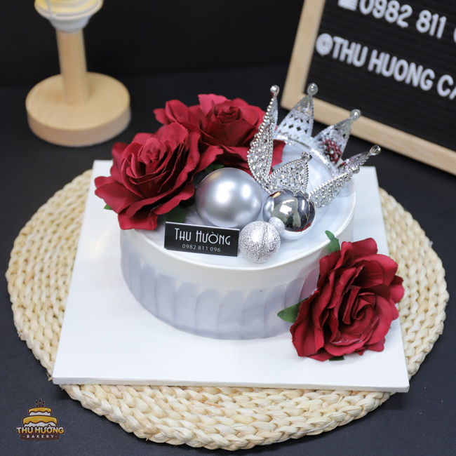 Bánh sinh nhật trang trí vương miện mini và hoa hồng