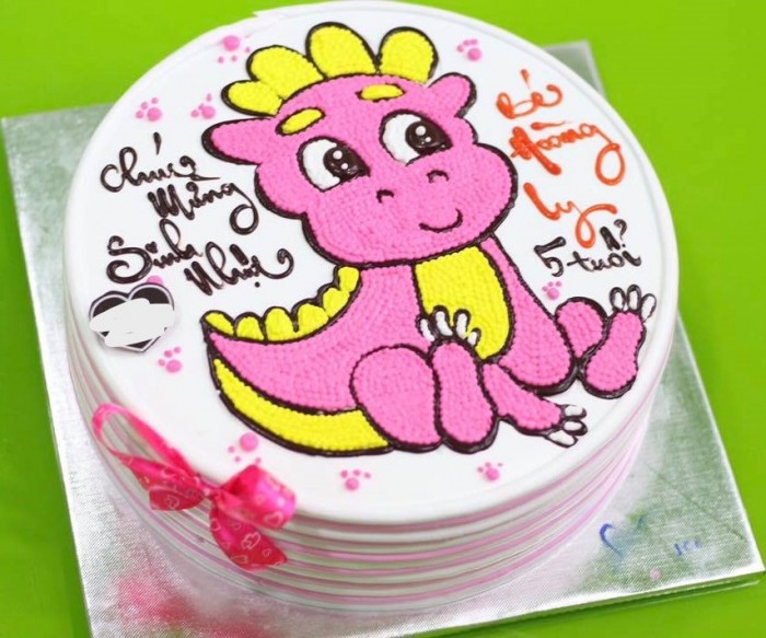Bánh sinh nhật vẽ hình con rồng màu hồng cho bé gái