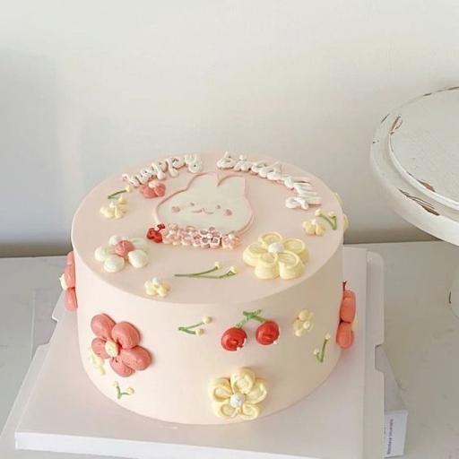 Bánh sinh nhật vẽ hình con thỏ với những bông hoa kem nhỏ xinh