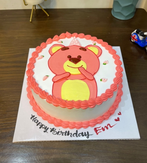 Bánh sinh nhật vẽ hình gấu dâu đơn giản