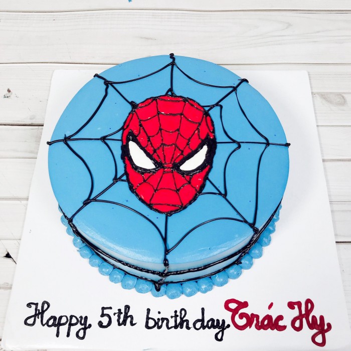 Bánh sinh nhật vẽ mặt người nhện đơn giản