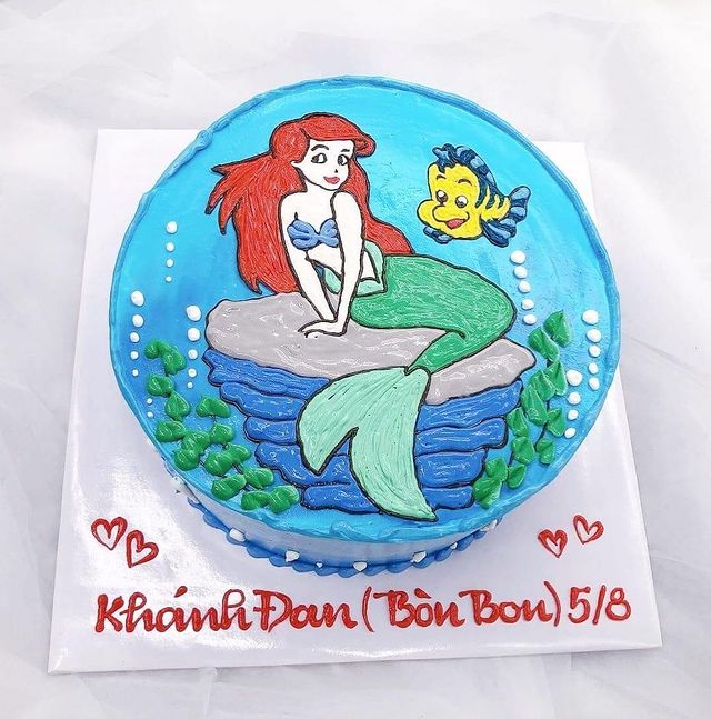 Bánh sinh nhật vẽ nàng tiên cá với màu xanh đặc trưng
