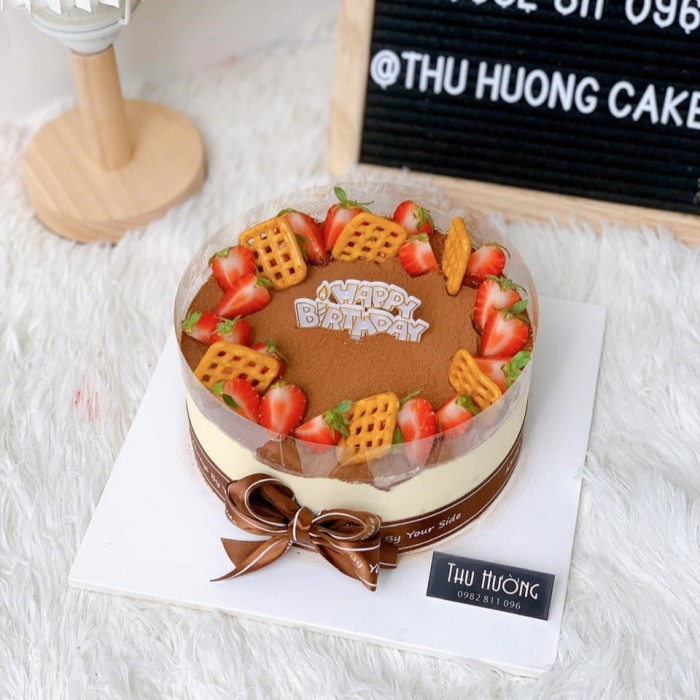 Bánh tiramisu decor hoa quả