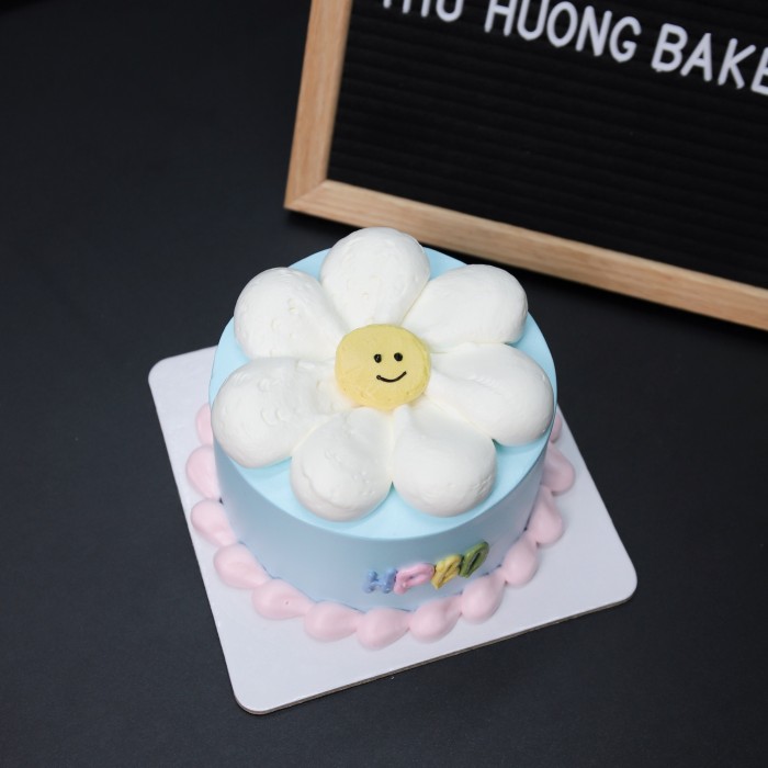 Chiếc bánh kem bông hoa cười tông xanh cute