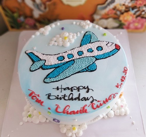 Chiếc bánh sinh nhật cho bé nổi bật với hình ảnh chiếc máy bay