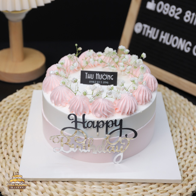 Chiếc bánh sinh nhật đơn giản với màu hồng và trắng