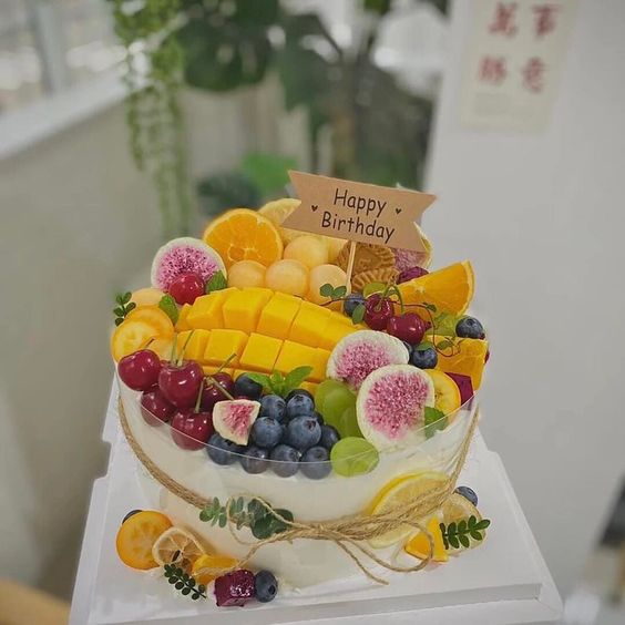 Chiếc bánh sinh nhật trang trí siêu nhiều loại quả