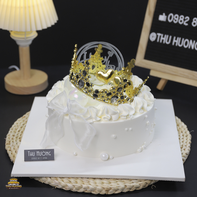 Chiếc bánh sinh nhật trang trí vương miện vàng nổi bật