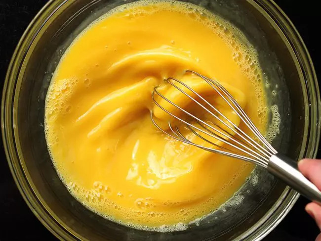 Đánh bơ với trứng gà