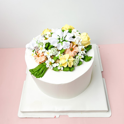 Kết hợp đa dạng các loại hoa để trang trí bánh sinh nhật