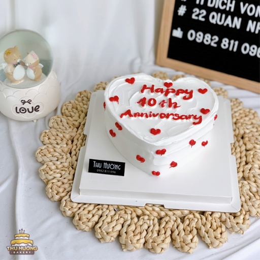 Mẫu bánh kem happy anniversary hình trái tim đơn giản