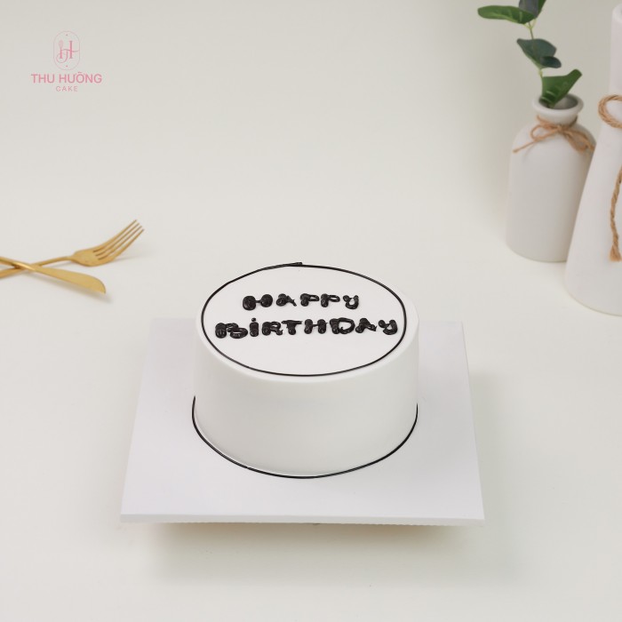 Mẫu bánh màu trắng viết chữ Happy Birthday nổi bật