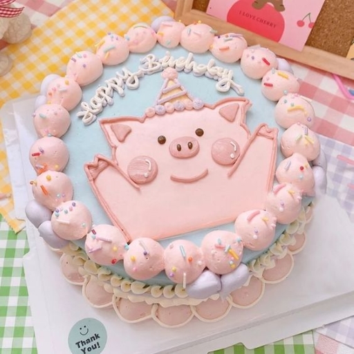 Mẫu bánh sinh nhật hình con lợn cho bé gái xinh xắn