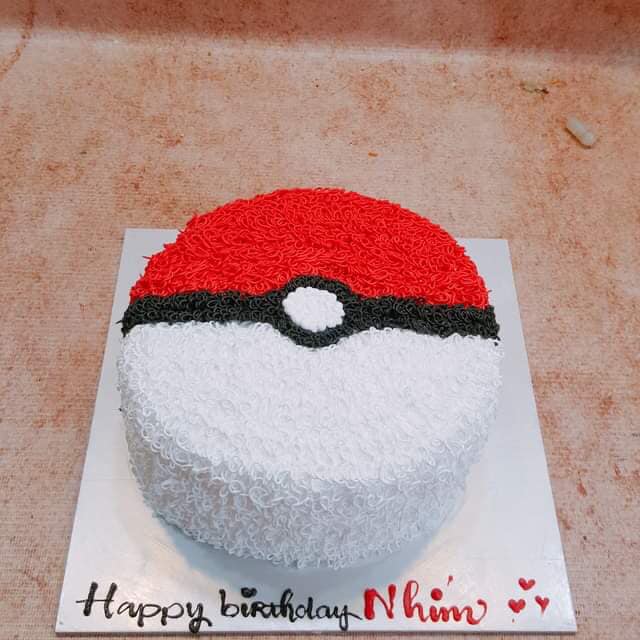 Mẫu bánh sinh nhật hình quả bóng Pokemon đơn giản