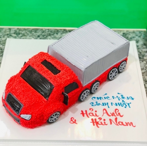 Mẫu bánh sinh nhật hình xe tải màu đỏ