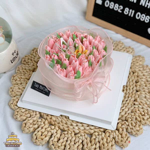 Mẫu bánh sinh nhật hoa tulip màu hồng phấn dịu dàng