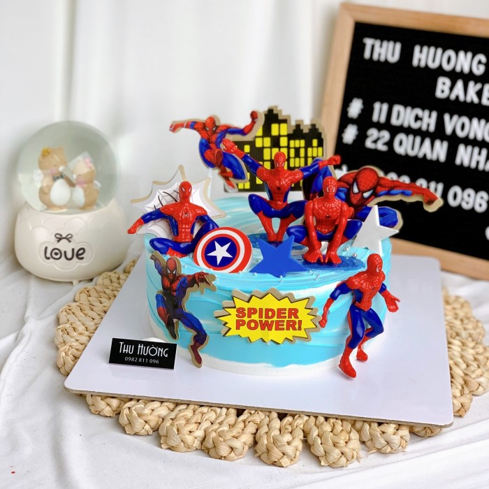 Mẫu bánh sinh nhật màu xanh trang trí người nhện