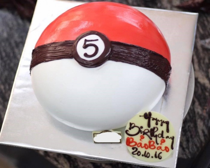 Mẫu bánh sinh nhật thiết kế với hình dáng quả bóng Pokemon