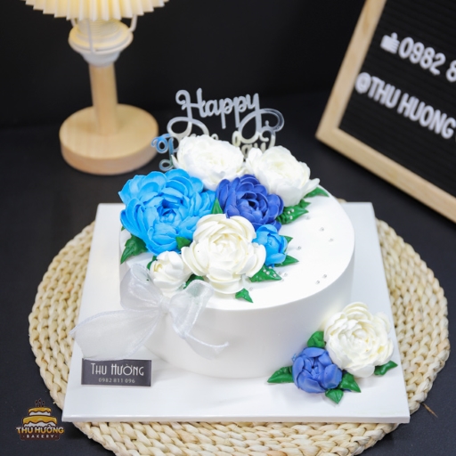 Mẫu bánh sinh nhật trang trí hoa kem tông màu xanh trắng