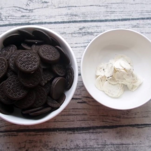 Tách bánh quy oreo ra khỏi kem