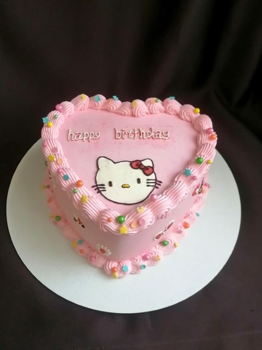 Tặng bé gái chiếc bánh sinh nhật trái tim vẽ Hello Kitty xinh