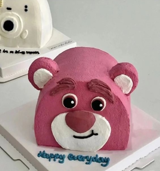 Tạo hình gấu dâu dễ thương bằng bánh sinh nhật