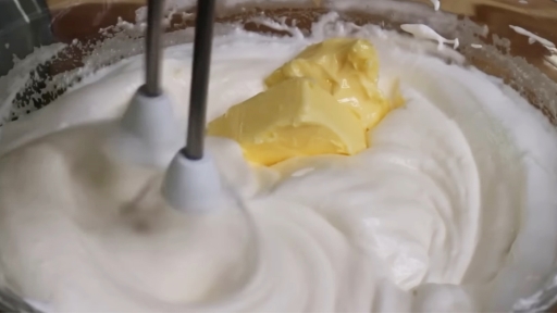 Thêm bơ vào hỗn hợp lòng trắng trứng để đánh bông
