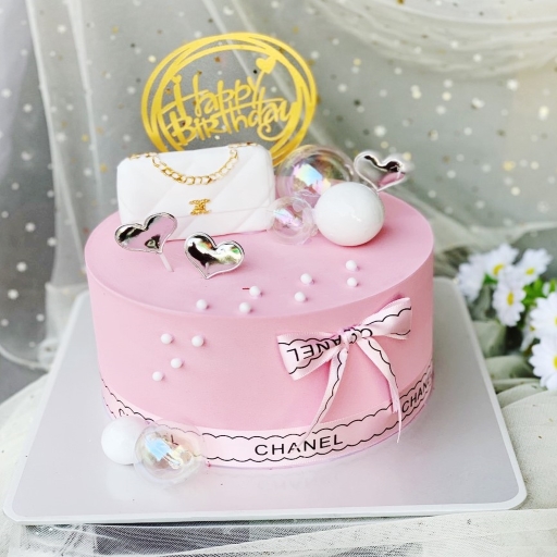 Trang trí bánh sinh nhật Chanel với tông màu hồng ngọt ngào