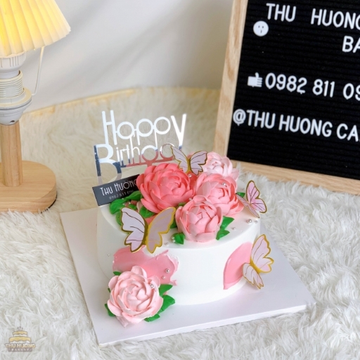 Trang trí bánh sinh nhật cho bà ngoại với hoa trà đẹp mắt
