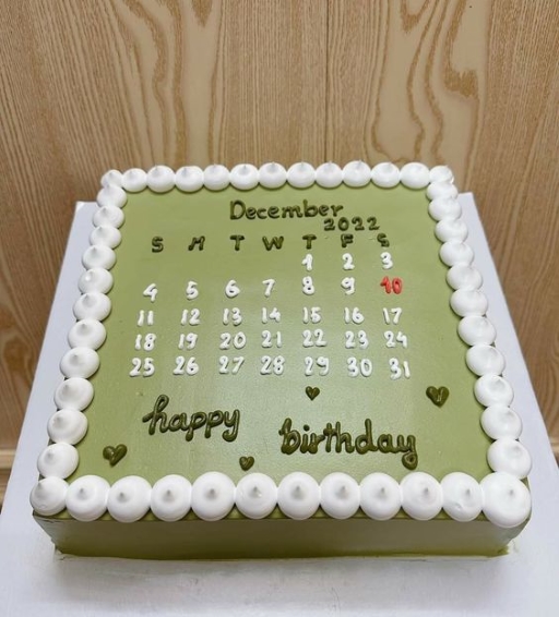 Trang trí bánh sinh nhật đơn giản bằng cách viết lịch