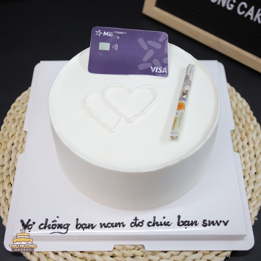Trang trí bánh sinh nhật đơn giản với chiếc thẻ atm đầy ý nghĩa