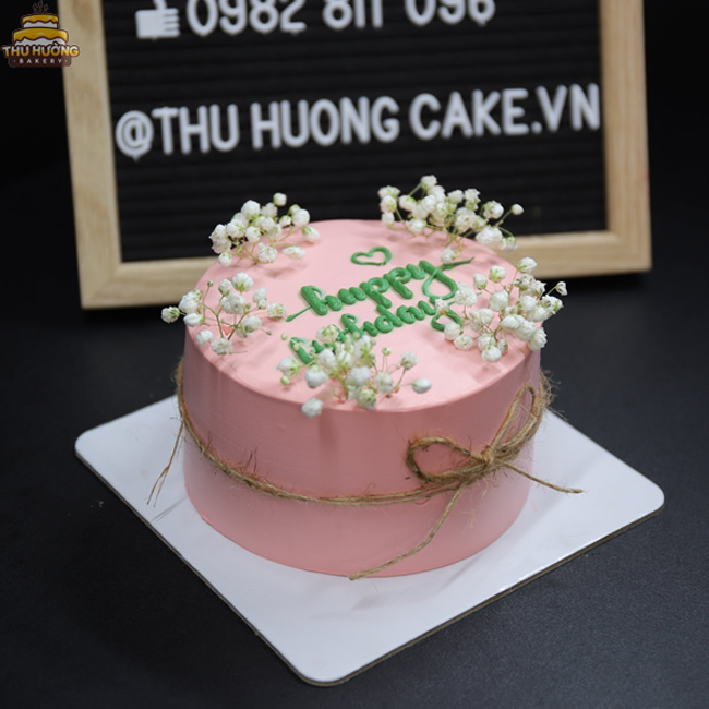 Trang trí bánh sinh nhật đơn giản với hoa baby
