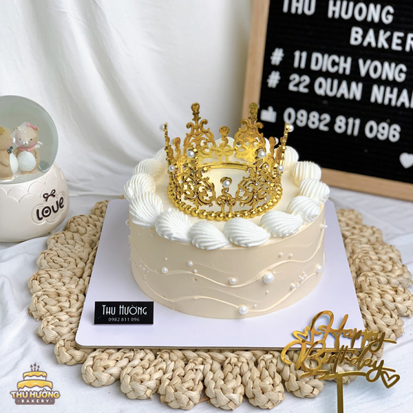 Trang trí bánh sinh nhật đơn giản với một chiếc vương miện