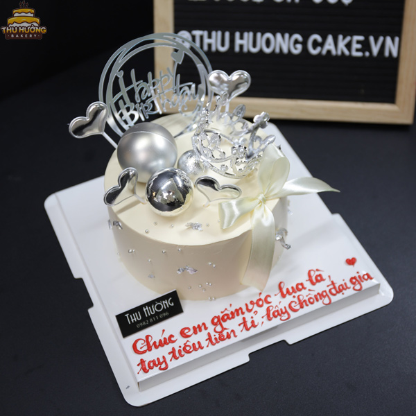 Trang trí bánh sinh nhật với chiếc vương miện lấp lánh