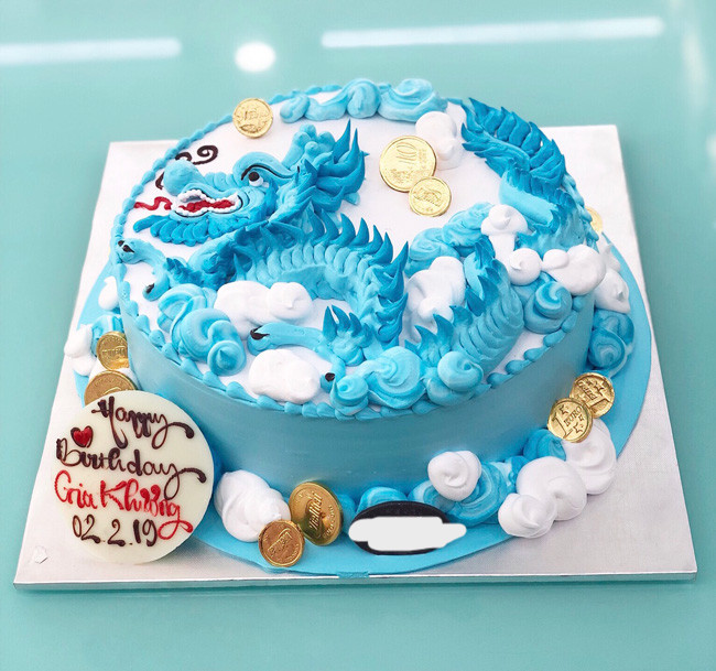 Trang trí bánh sinh nhật với hình ảnh con rồng và những đám mây bồng bềnh