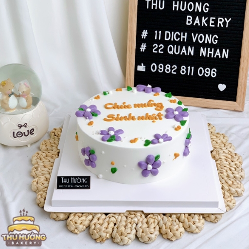 Trang trí bánh sinh nhật với những bông hoa kem nhỏ màu tím