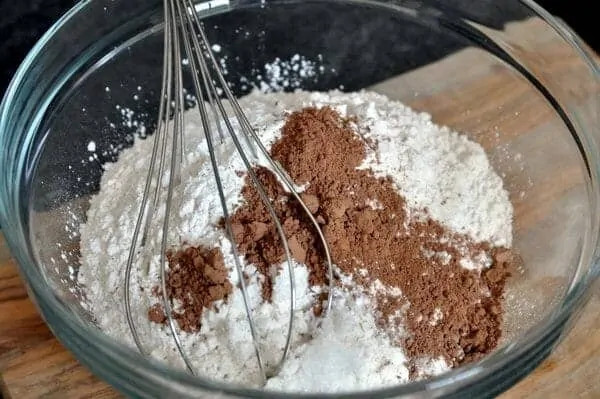 Trộn bột mì với cacao