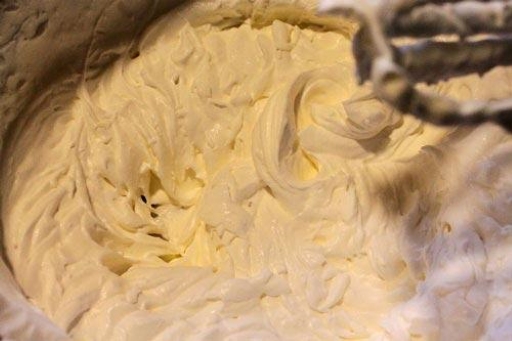 Trộn kem vào bơ