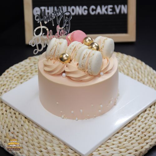 Bánh sinh nhật decor macaron -3