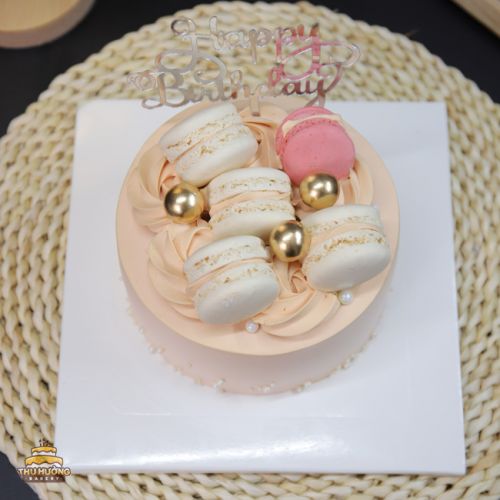 Bánh sinh nhật decor macaron -4