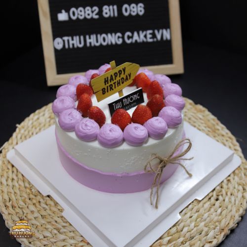 Bánh sinh nhật màu tím trắng tím trang trí dâu -3